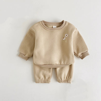 Dessential: Minimalist Winter Set with Daisy Flower Embroidery for Stylish Cozy Comfort