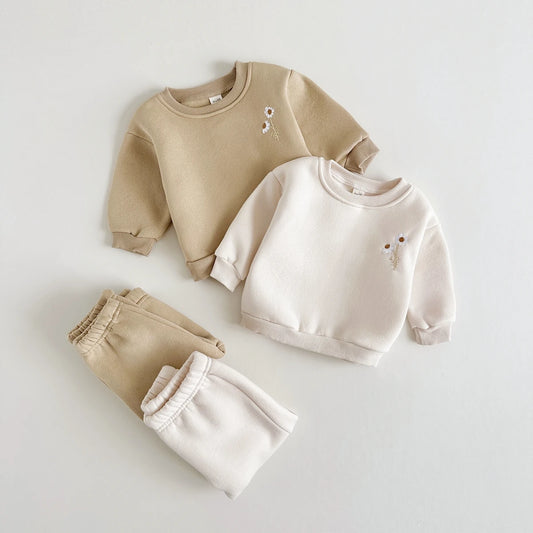 Dessential: Minimalist Winter Set with Daisy Flower Embroidery for Stylish Cozy Comfort