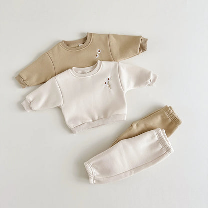 Dessential: Minimalist Winter Set with Daisy Flower Embroidery for Stylish Cozy Comfort