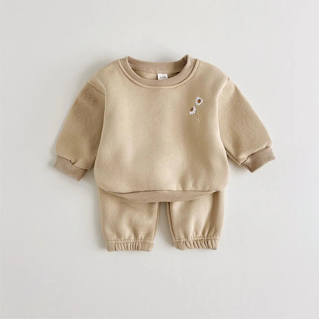 Dessential: Minimalist Winter Set with Daisy Flower Embroidery for Stylish Cozy Comfort