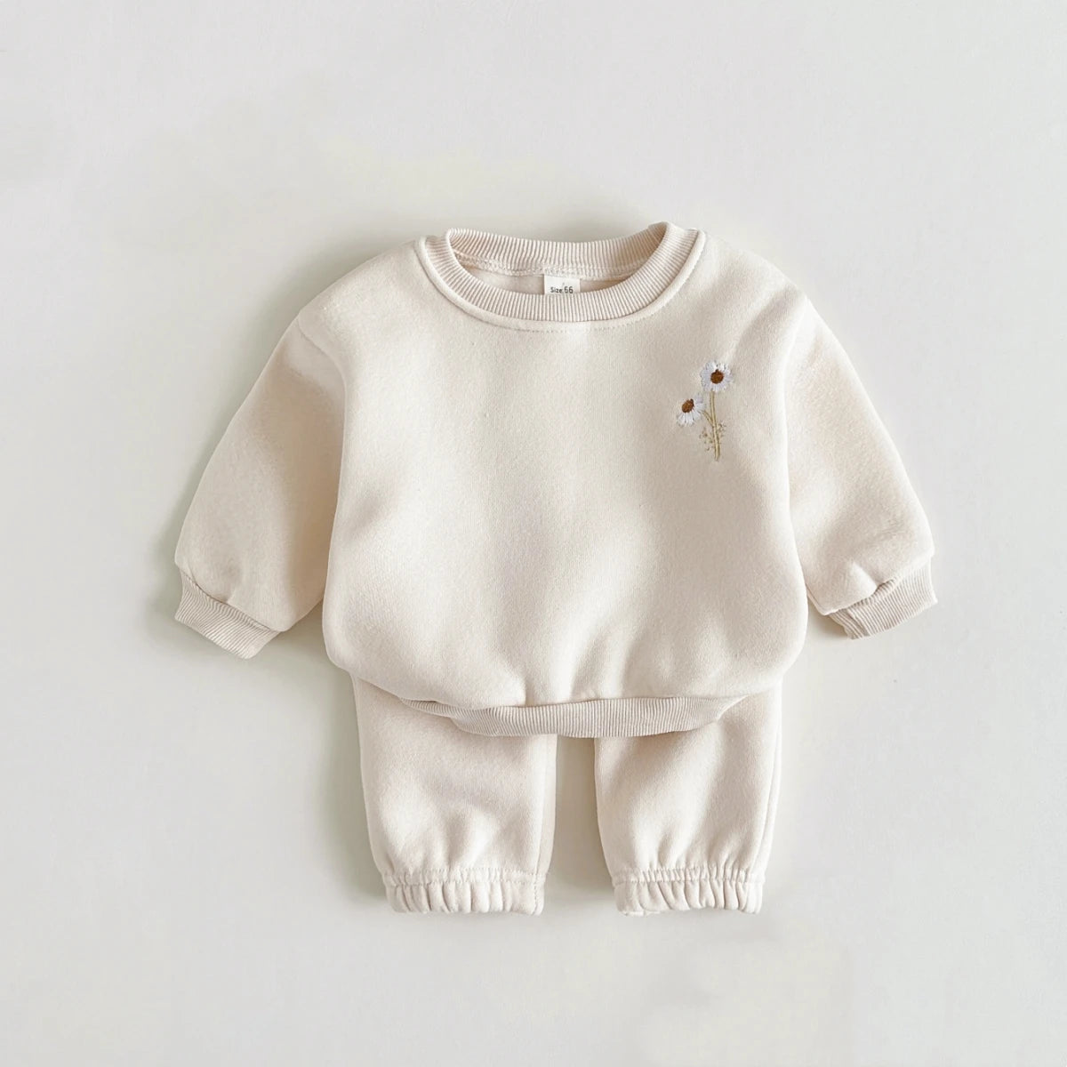 Dessential: Minimalist Winter Set with Daisy Flower Embroidery for Stylish Cozy Comfort