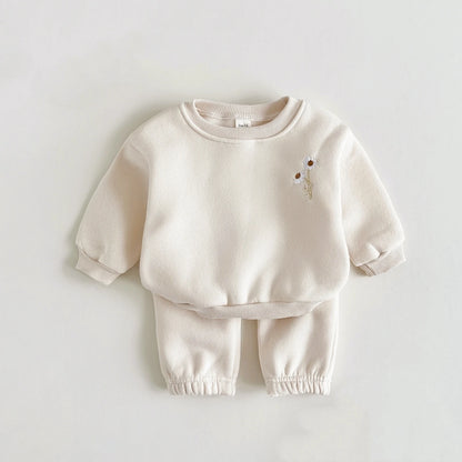 Dessential: Minimalist Winter Set with Daisy Flower Embroidery for Stylish Cozy Comfort