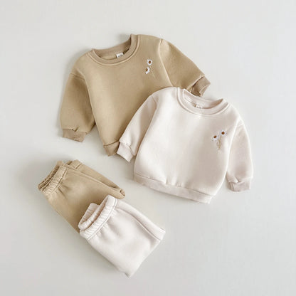 Dessential: Minimalist Winter Set with Daisy Flower Embroidery for Stylish Cozy Comfort