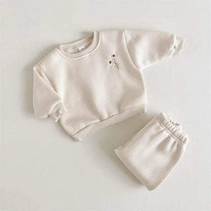 Dessential: Minimalist Winter Set with Daisy Flower Embroidery for Stylish Cozy Comfort